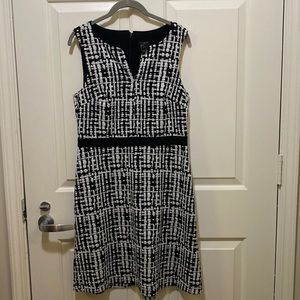 Ann Taylor Black/White Patterned Knit Stress